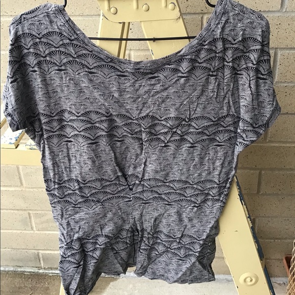 Scallop pattern T-shirt - Picture 3 of 3